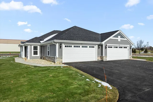 $399,900 | 504 Hunter Oaks Boulevard, Unit 1001, Watertown, WI 53094