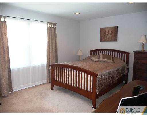 17 Haypress Road Cranbury, NJ 08512 - Photo 6 of 10 Gallery Image 6