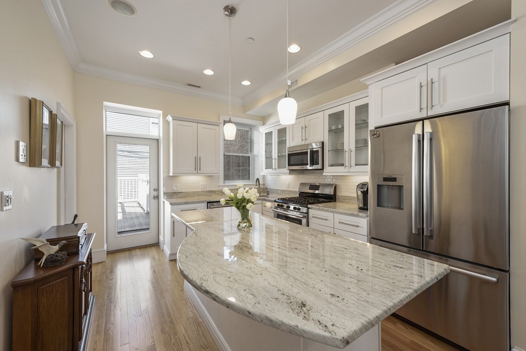 31 Mt Vernon Street, Unit 2 Boston, MA 02129 - Photo 3 of 25