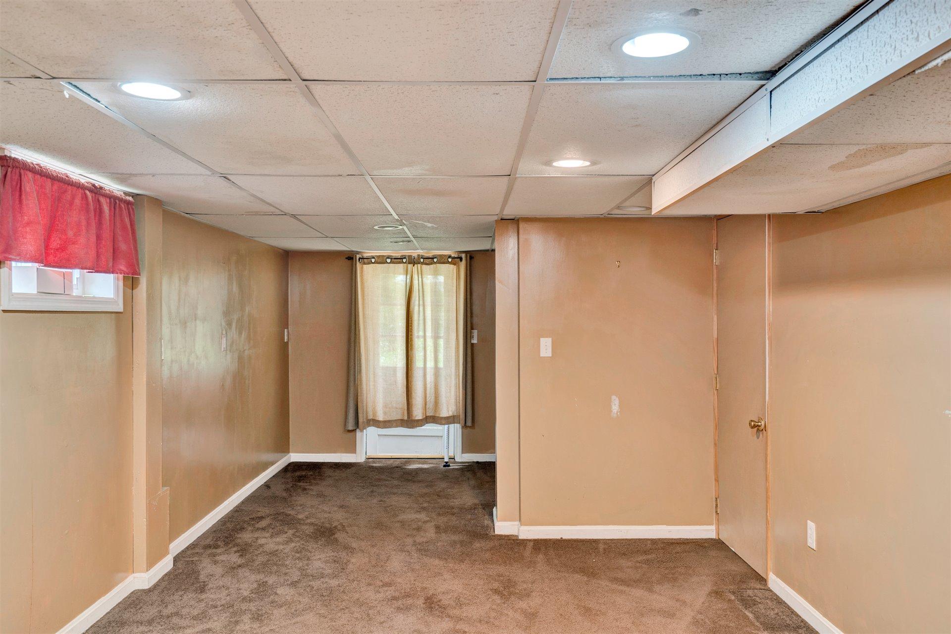 1827 Warrington Road Southwest Roanoke, VA 24015 - Photo 17 of 21 27-DSC1148