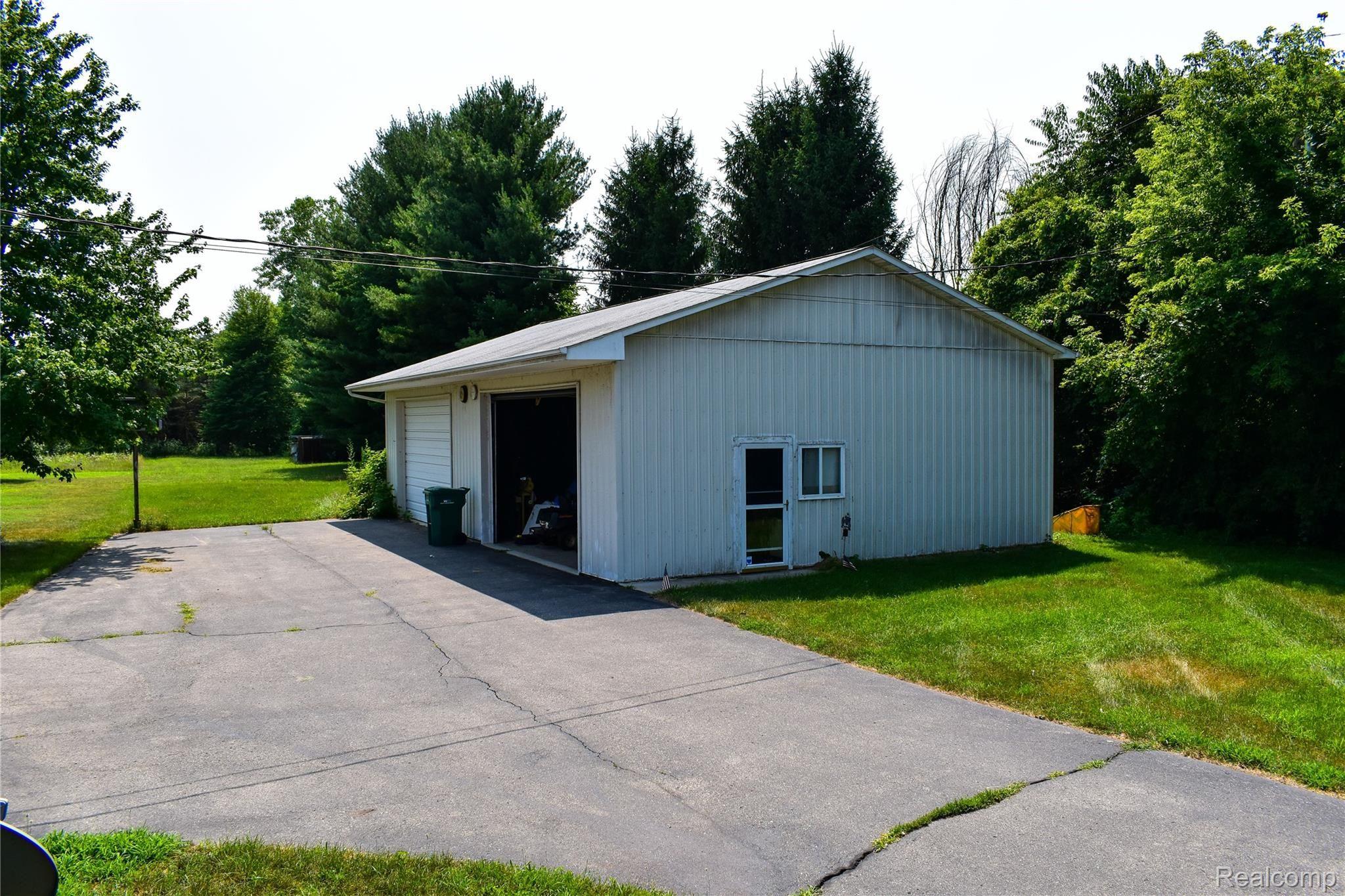 19500 Armada Ridge Road Armada, MI 48005 - Photo 3 of 14 DSC_0065.jpg