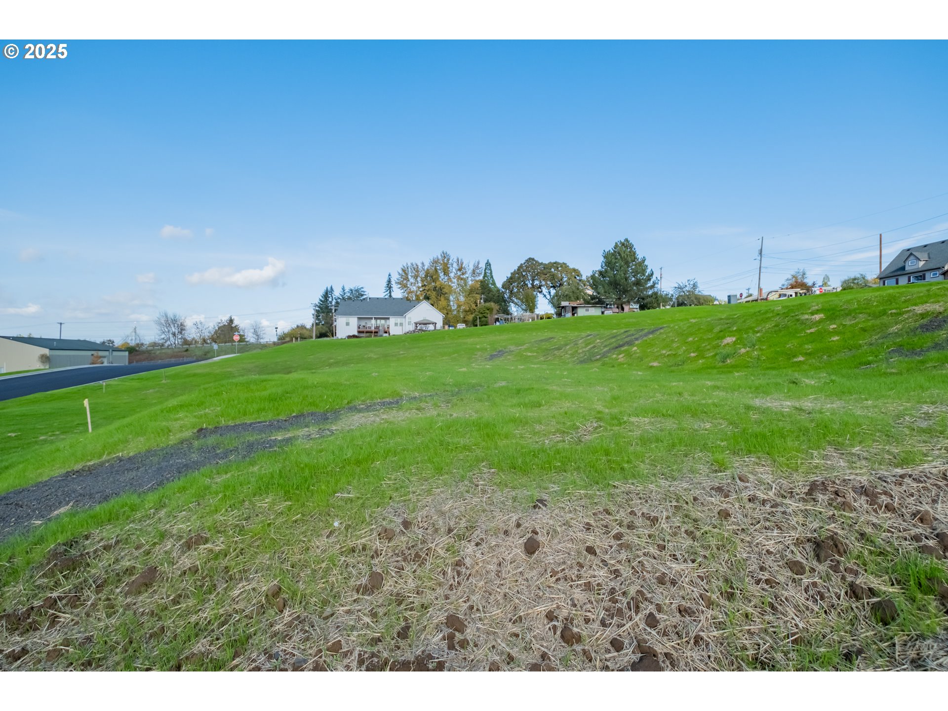 4 Block 6 Carlton, OR 97111 - Photo 43 of 43 a backyard of a house with lots of green space
