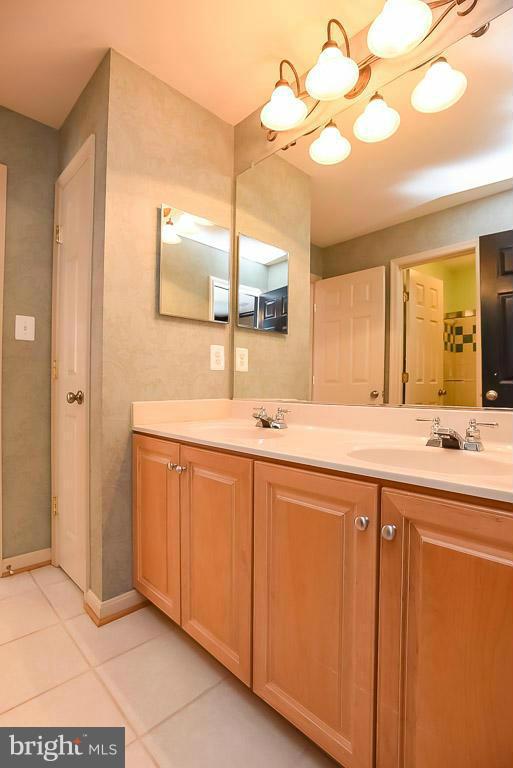 8700 Lords View Loop Gainesville, VA 20155 - Photo 24 of 30 Bath, Jack-n-Jill style, upper level
