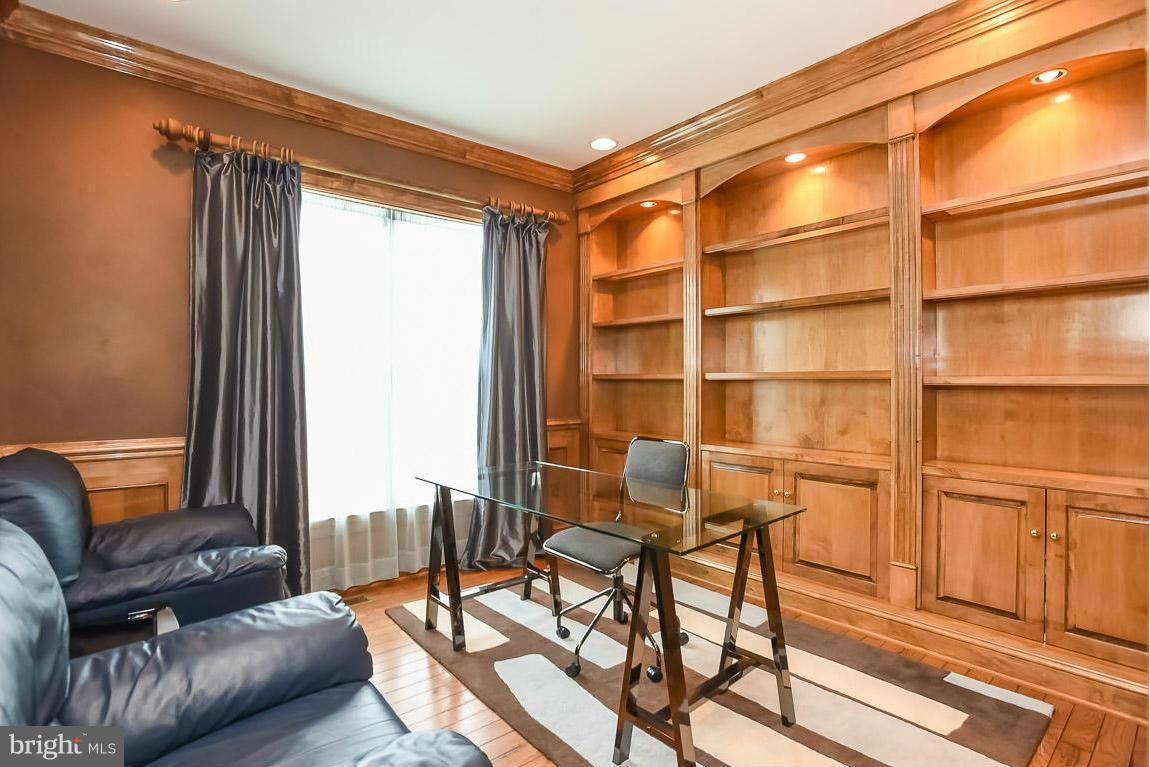 8700 Lords View Loop Gainesville, VA 20155 - Photo 5 of 30 Library, built-in Bookcases