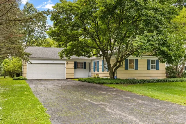 $270,000 | 17 Weyburn Way, Perinton, NY 14450