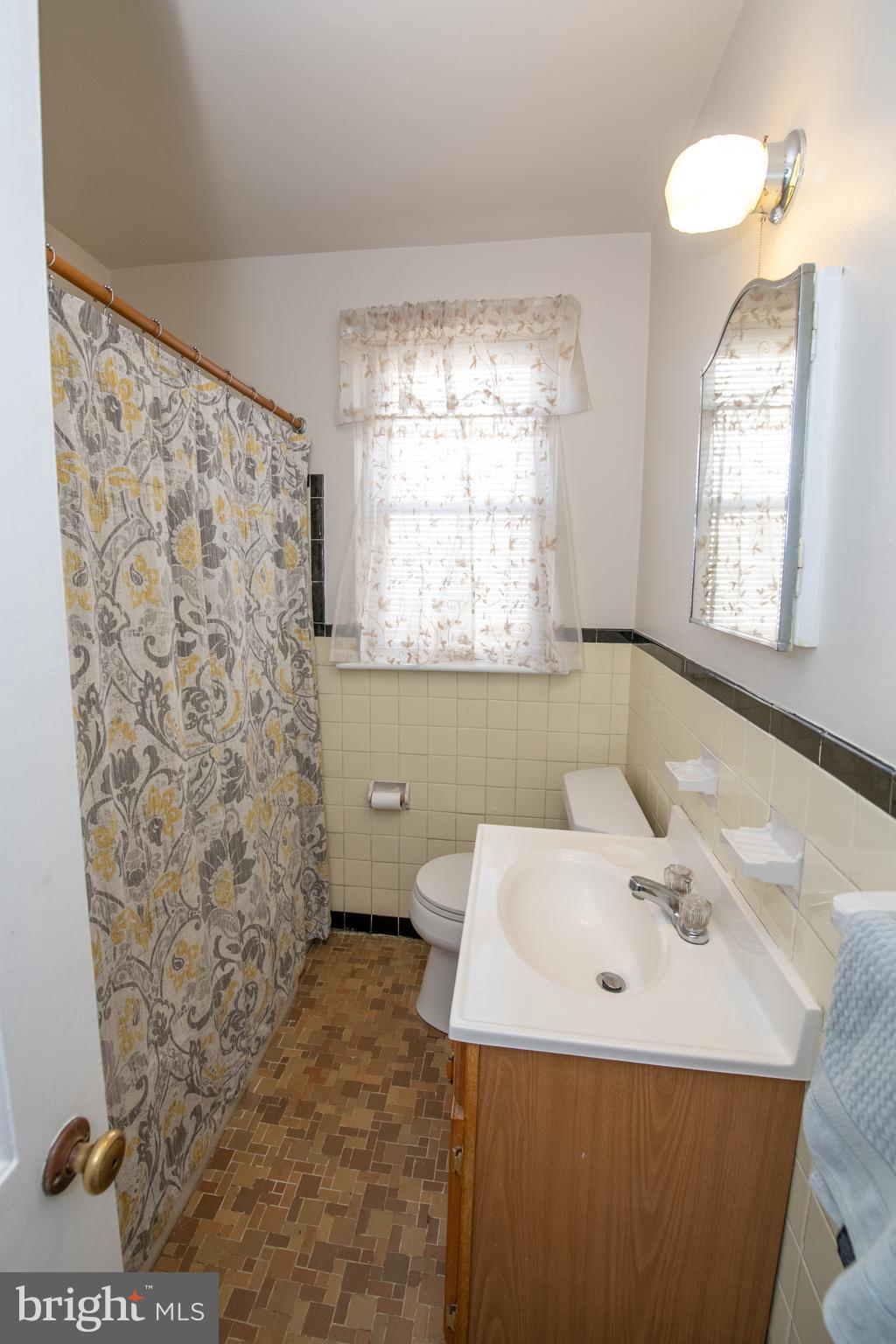 9243 Annapolis Road Philadelphia, PA 19114 - Photo 27 of 45 Full Bathroom 1st Floor