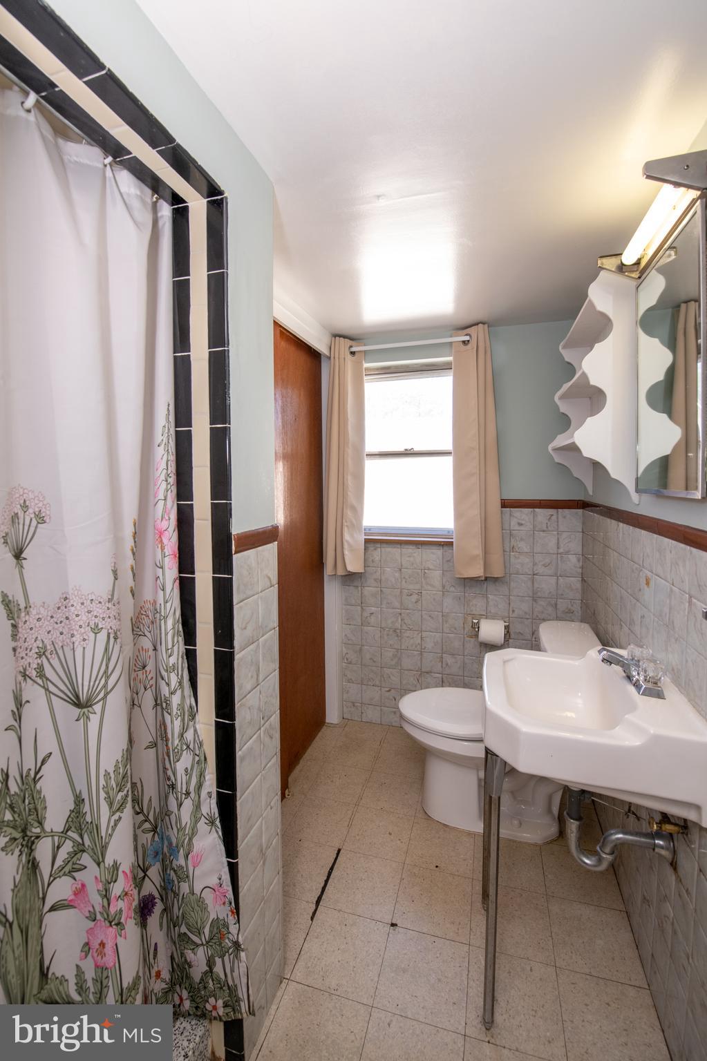 9243 Annapolis Road Philadelphia, PA 19114 - Photo 33 of 45 Full Bathroom 2nd Floor