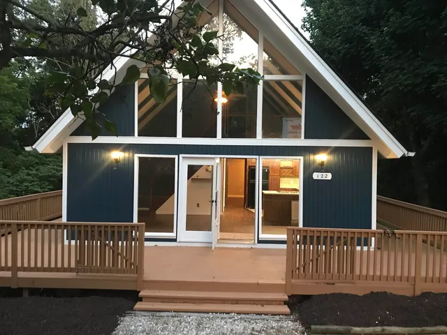 a view of a house with a yard