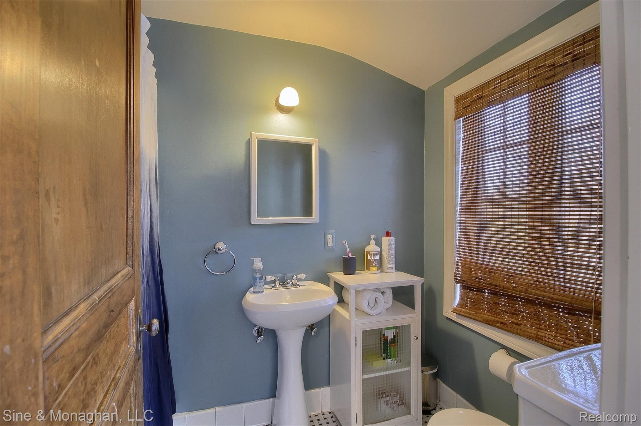 600 Lincoln Road Grosse Pointe, MI 48230 - Photo 12 of 37 13-Half Bath.jpg