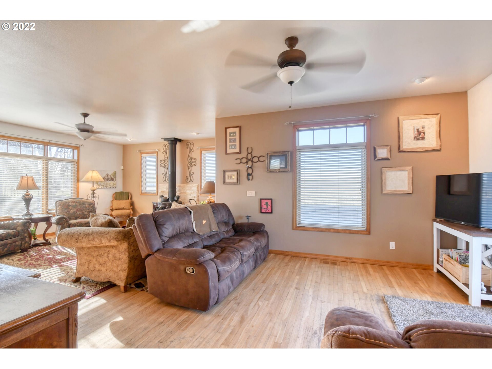 48903 Cayuse Road Pendleton, OR 97801 - Photo 18 of 32 a living room with furniture and a flat screen tv