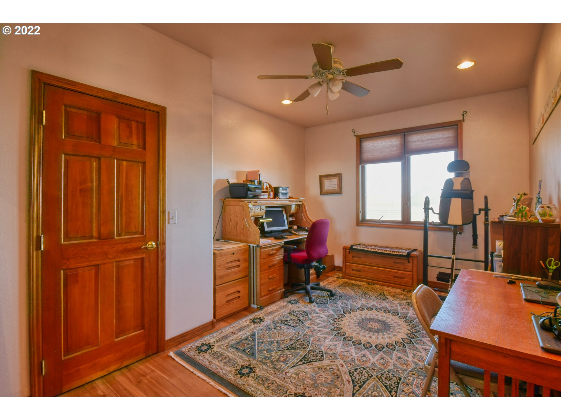 48903 Cayuse Road Pendleton, OR 97801 - Photo 23 of 32 a room with furniture