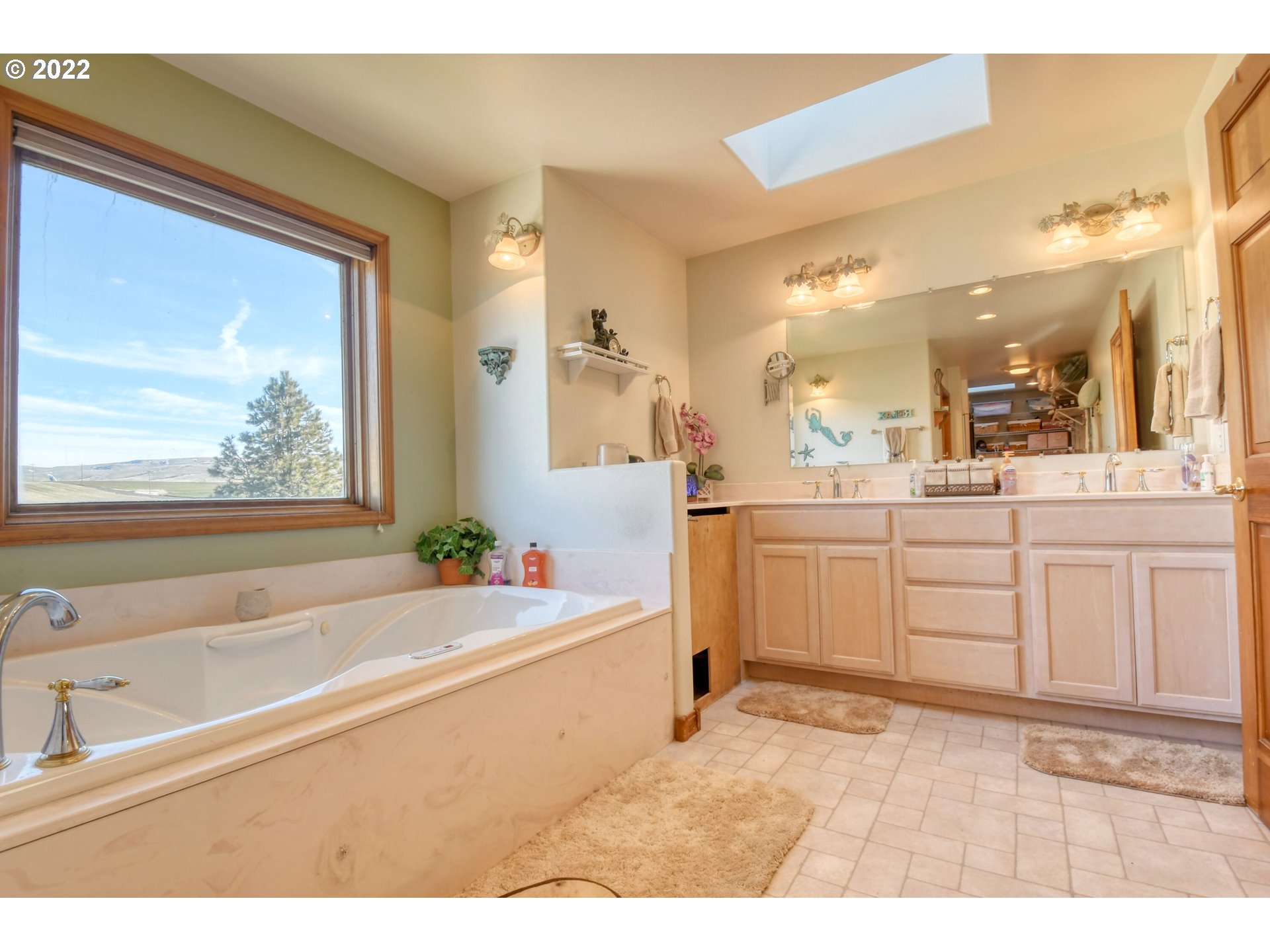 48903 Cayuse Road Pendleton, OR 97801 - Photo 27 of 32 a bathroom with a sink a large mirror and a bathtub