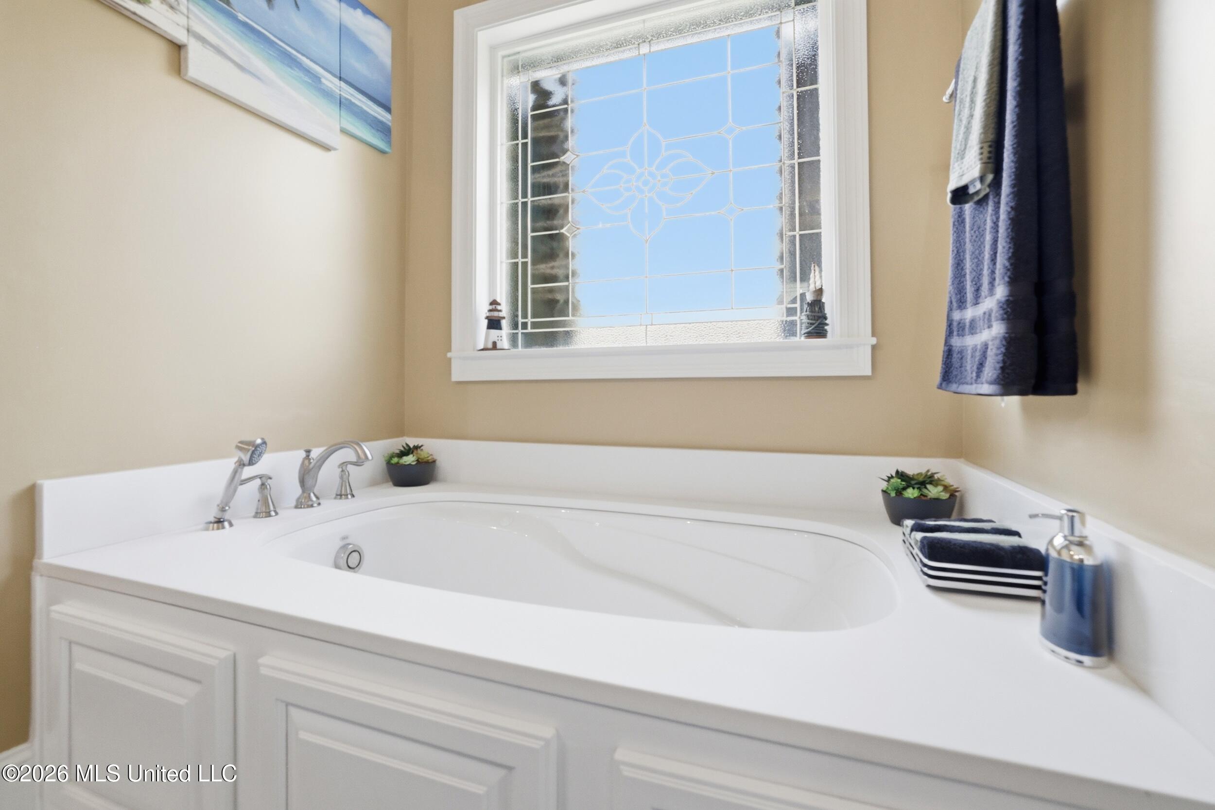 1584 Lucius Street Biloxi, MS 39532 - Photo 35 of 47 SOAKING TUB