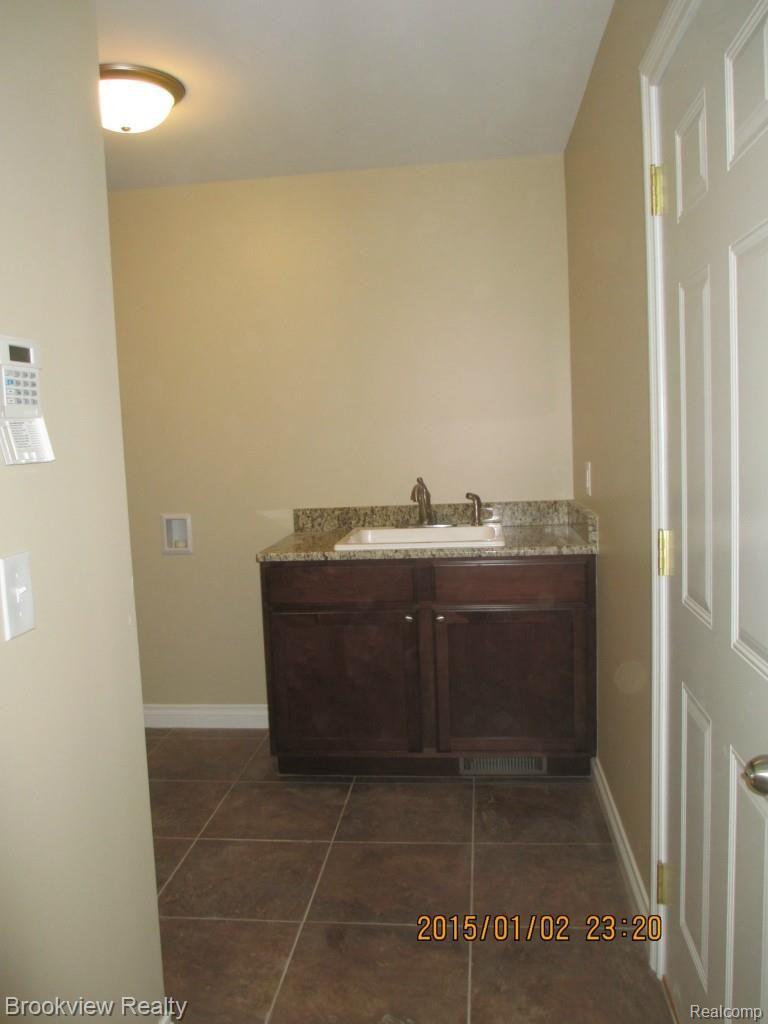 2564 Emmons Avenue Rochester, MI 48307 - Photo 2 of 20 045.jpg