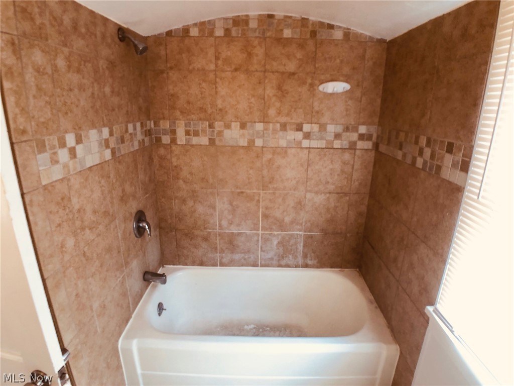 2092 Rossmoor Road Cleveland Heights, OH 44118 - Photo 16 of 25