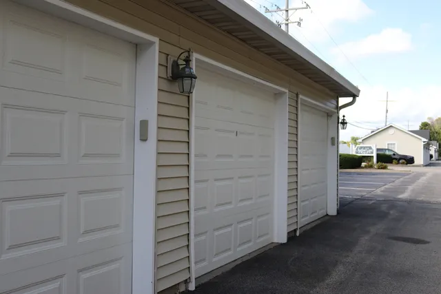 $3,000 | 3333 Stratford Court, Unit 3E, Lake Bluff, IL 60044