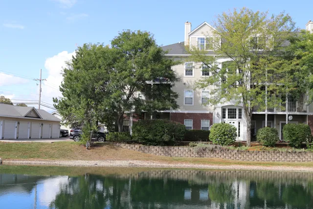 $3,000 | 3333 Stratford Court, Unit 3E, Lake Bluff, IL 60044