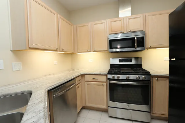 $3,000 | 3333 Stratford Court, Unit 3E, Lake Bluff, IL 60044