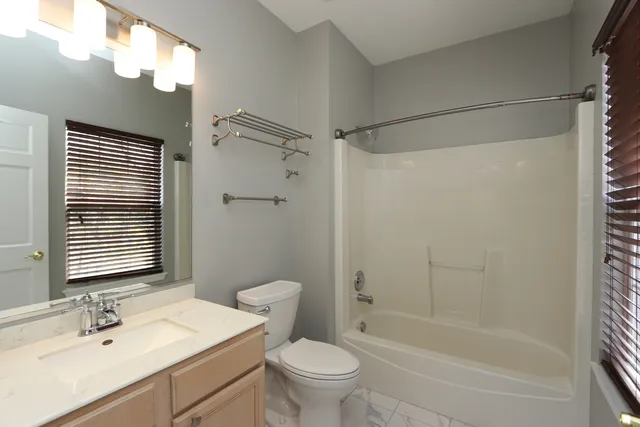 $3,000 | 3333 Stratford Court, Unit 3E, Lake Bluff, IL 60044