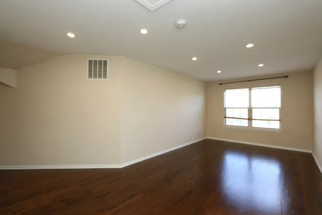 $3,000 | 3333 Stratford Court, Unit 3E, Lake Bluff, IL 60044