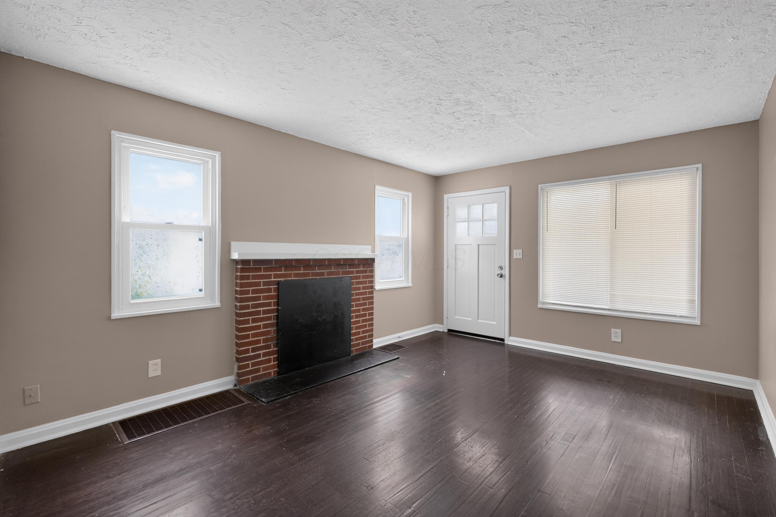 852 South Hampton Road Columbus, OH 43227 - Photo 8 of 31 12_852_S_Hampton_Rd-Living_room-on-5