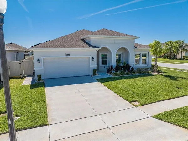 a view of a house with a backyard