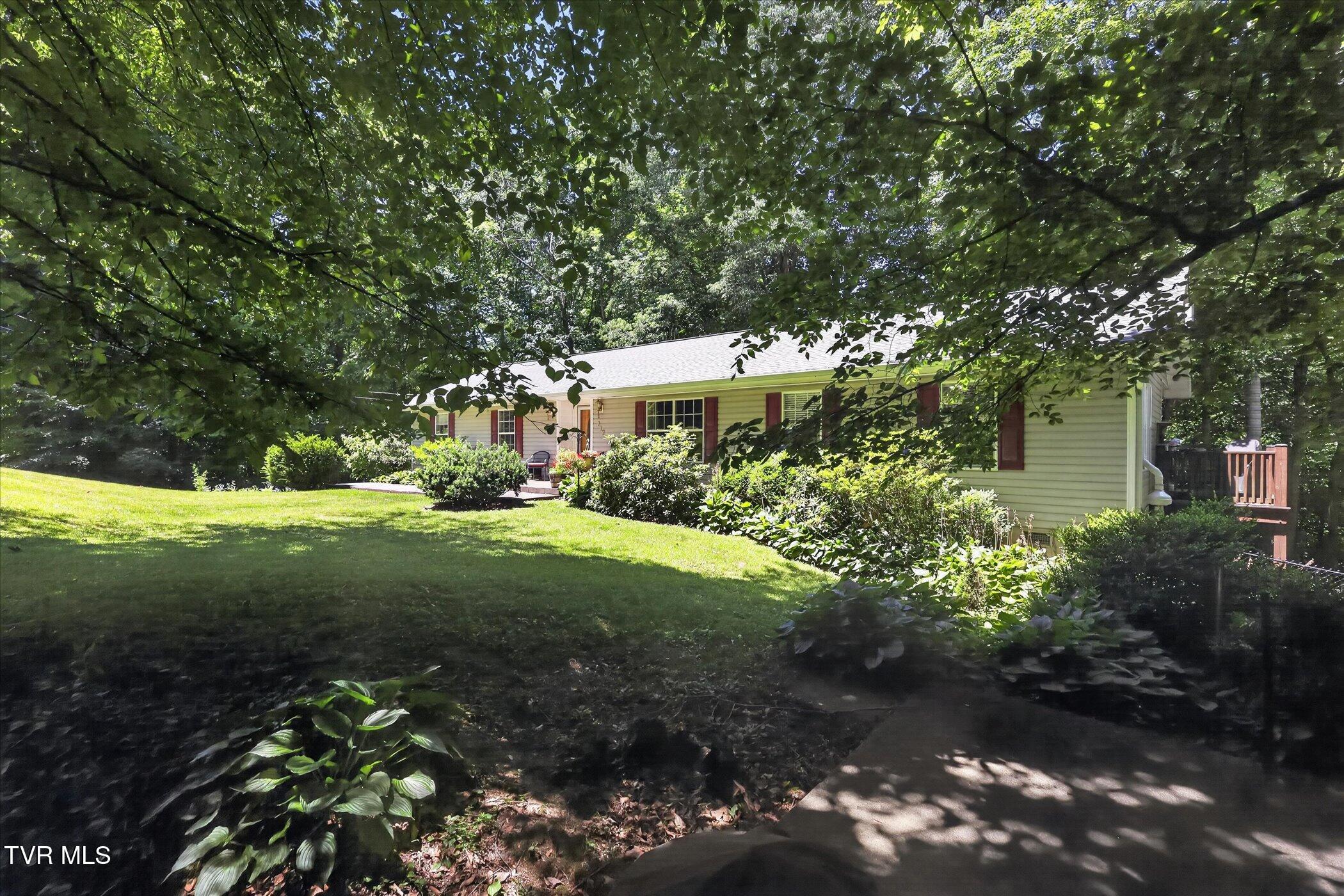 312 Mockingbird Road Bristol, TN 37620 - Photo 4 of 44 04-312-Mockingbird-Rd-Bristol-WindowStil