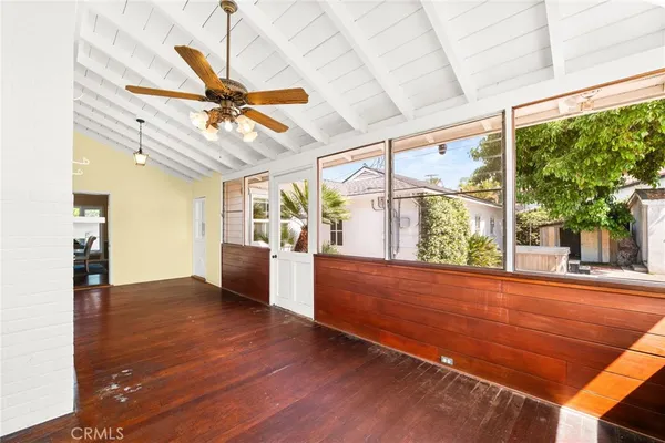 a view of a house with backyard