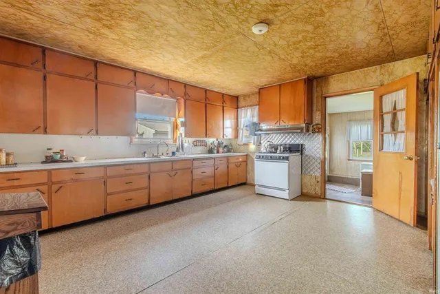 $325,000 | 4720 Highway 5, Shipshewana, IN 46565