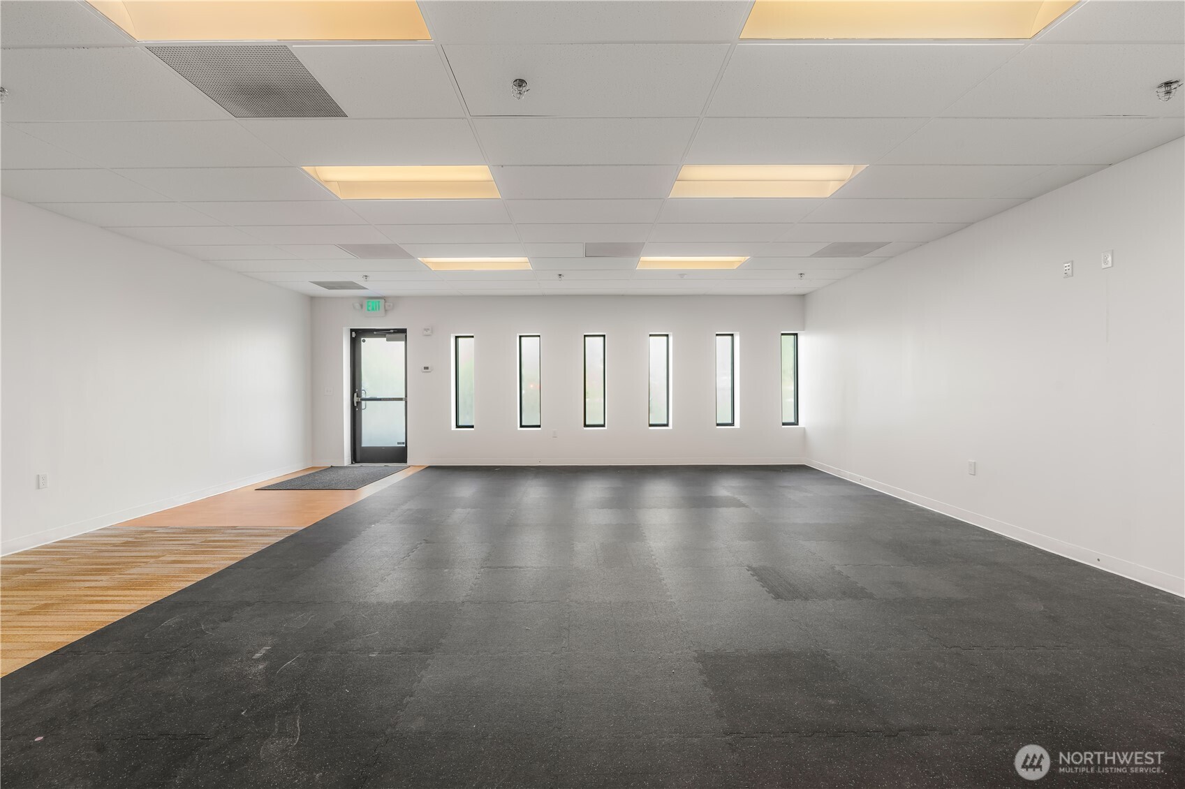 1207 North 152nd Street, Unit B Shoreline, WA 98133 - Photo 4 of 11 an empty room with windows
