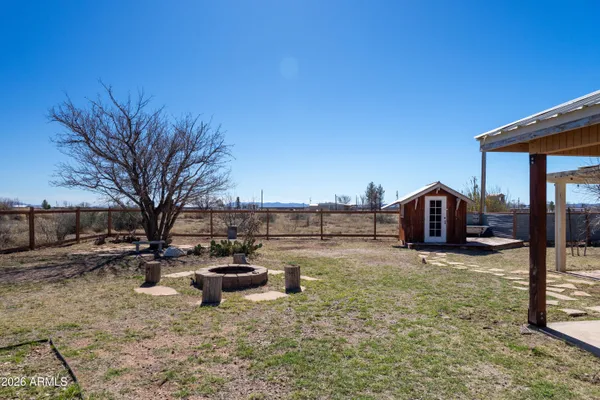 a view of a backyard