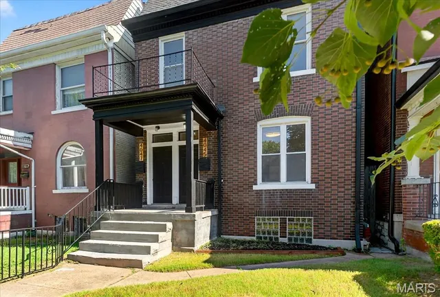 $1,495 | 4045 Russell Boulevard, Unit 1, St. Louis, MO 63110