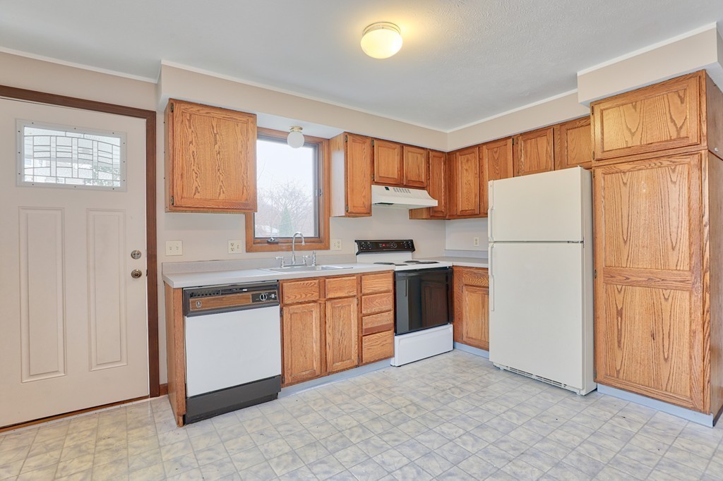9 Lockhouse Road Westfield, MA 01085 - Photo 3 of 13 Gallery Image 3