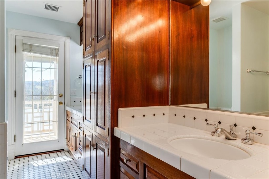 1655 Barley Grain Road Paso Robles, CA 93446 - Photo 33 of 50 Upstairs Hall bathroom with 2 sinks, tub and separate tiled shower