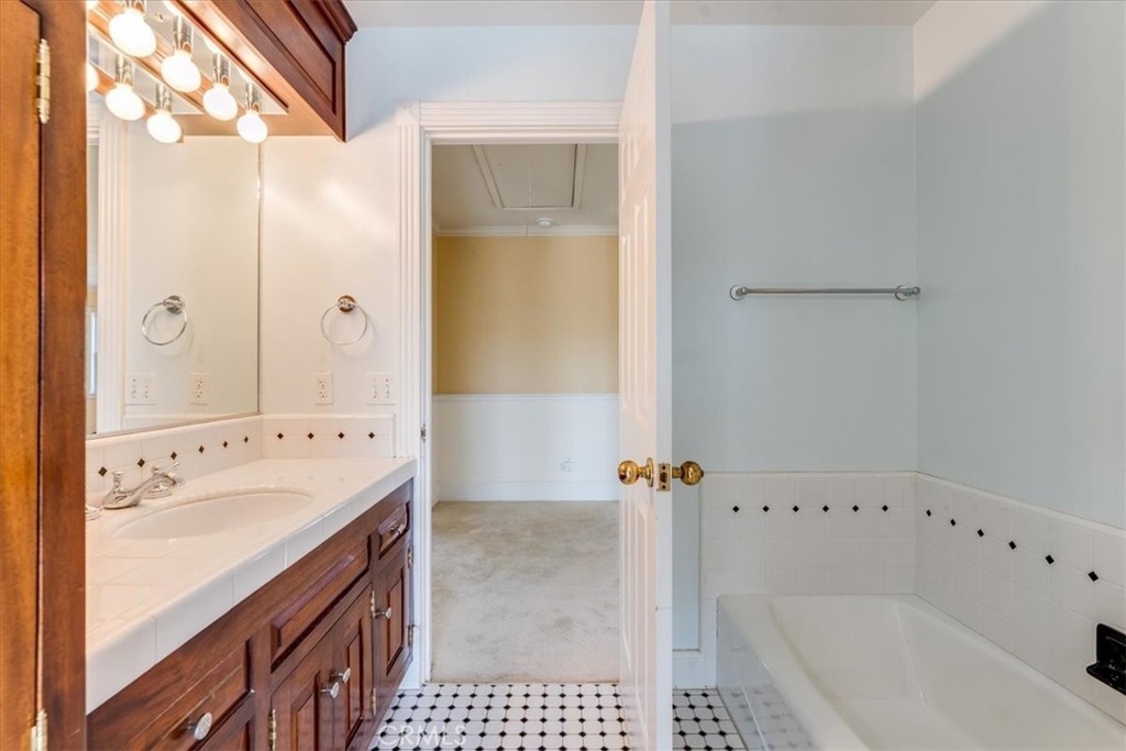 1655 Barley Grain Road Paso Robles, CA 93446 - Photo 35 of 62 Upstairs Hall Bathroom