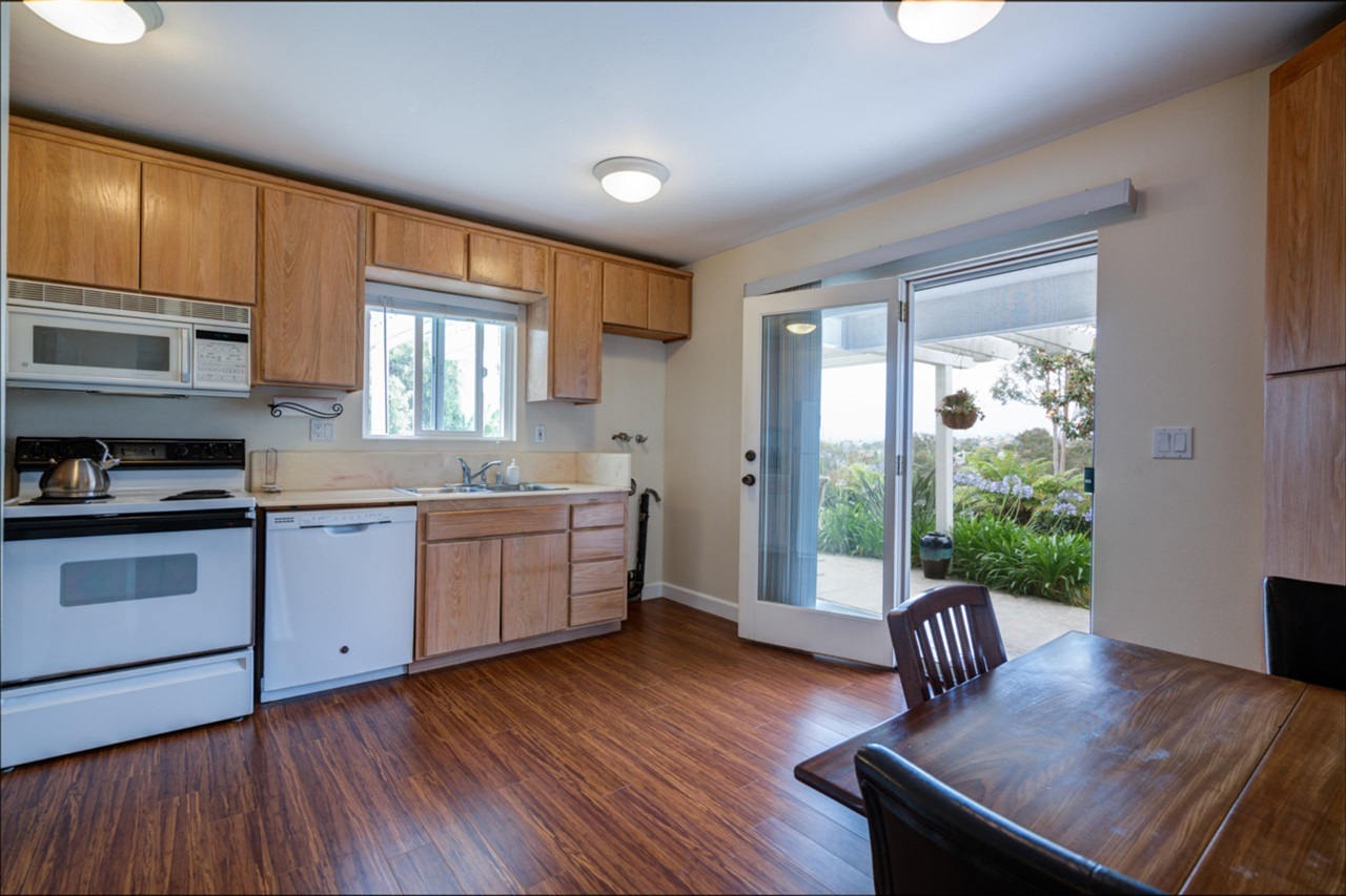 3530 Ridgecrest Drive Carlsbad, CA 92008 - Photo 24 of 25 Guest apartment kitchen