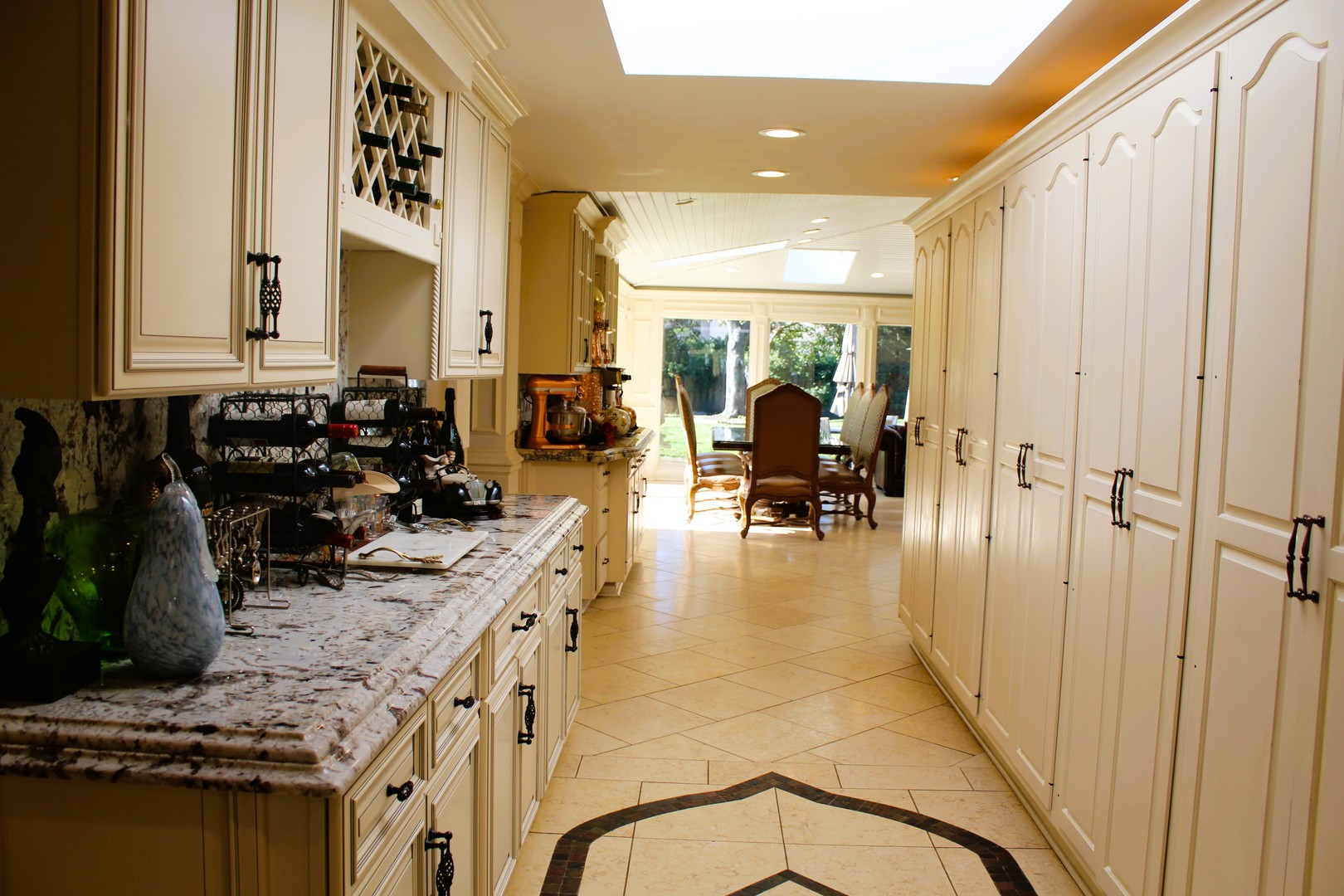 2290 Cedar Court Northbrook, IL 60062 - Photo 14 of 47 a dining room with furniture