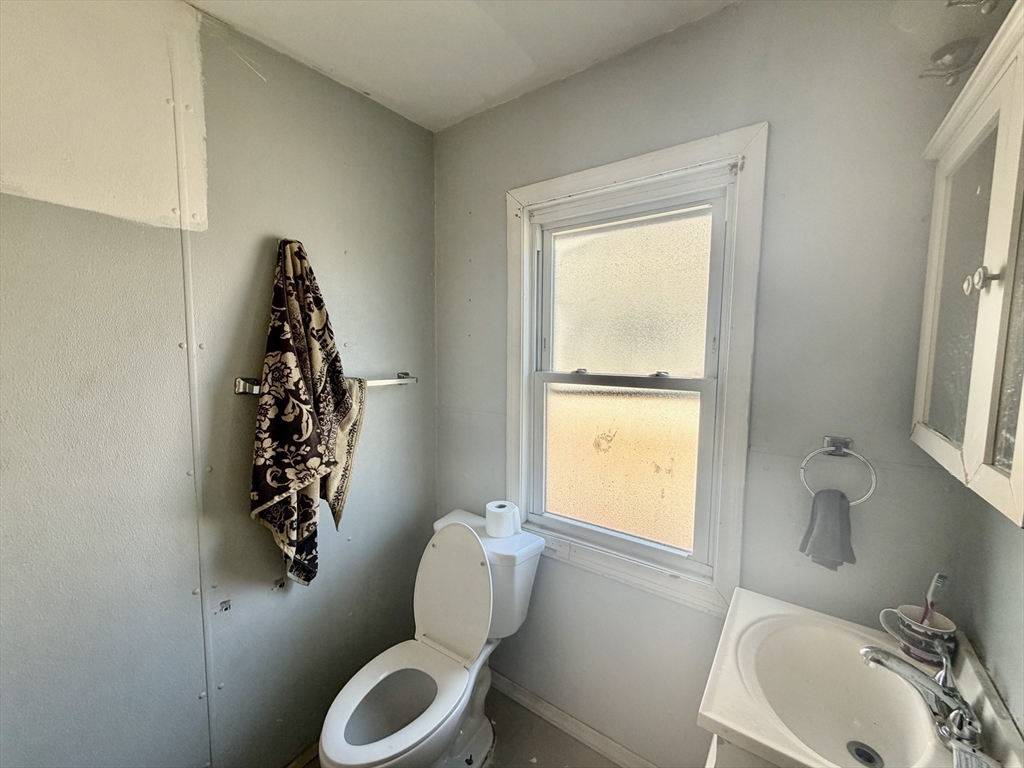 27 Loring Street Springfield, MA 01105 - Photo 15 of 29