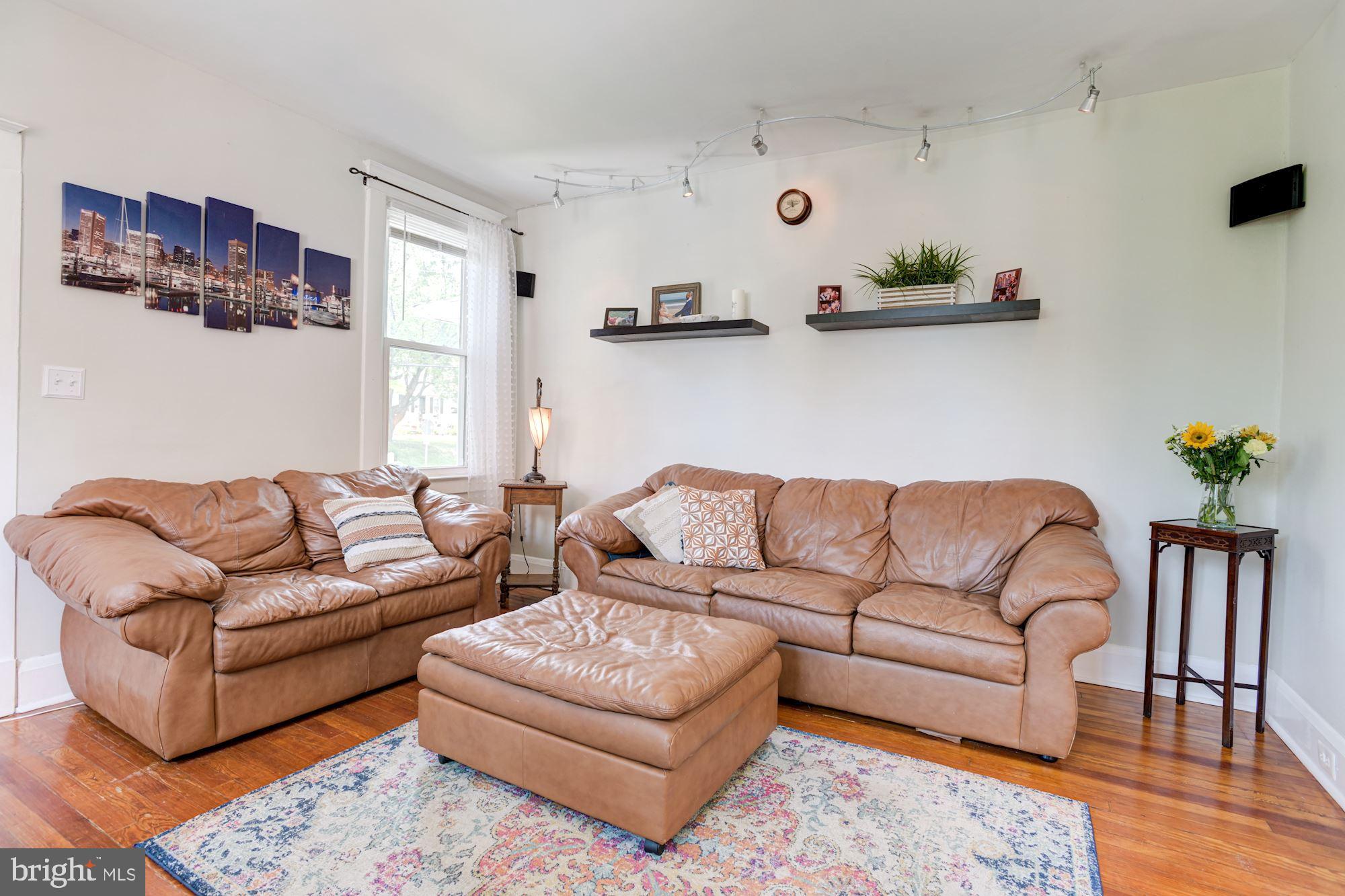 332 Ridge Avenue Towson, MD 21286 - Photo 4 of 32 Living Room
