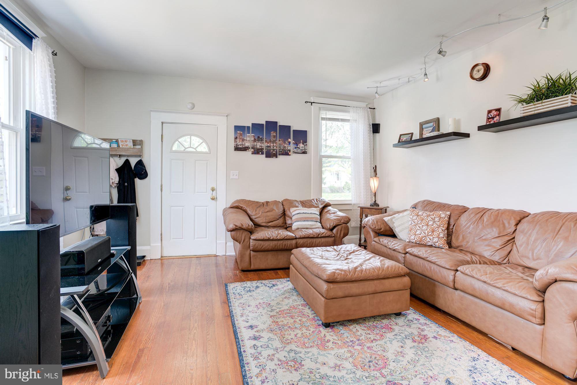 332 Ridge Avenue Towson, MD 21286 - Photo 5 of 32 Living Room