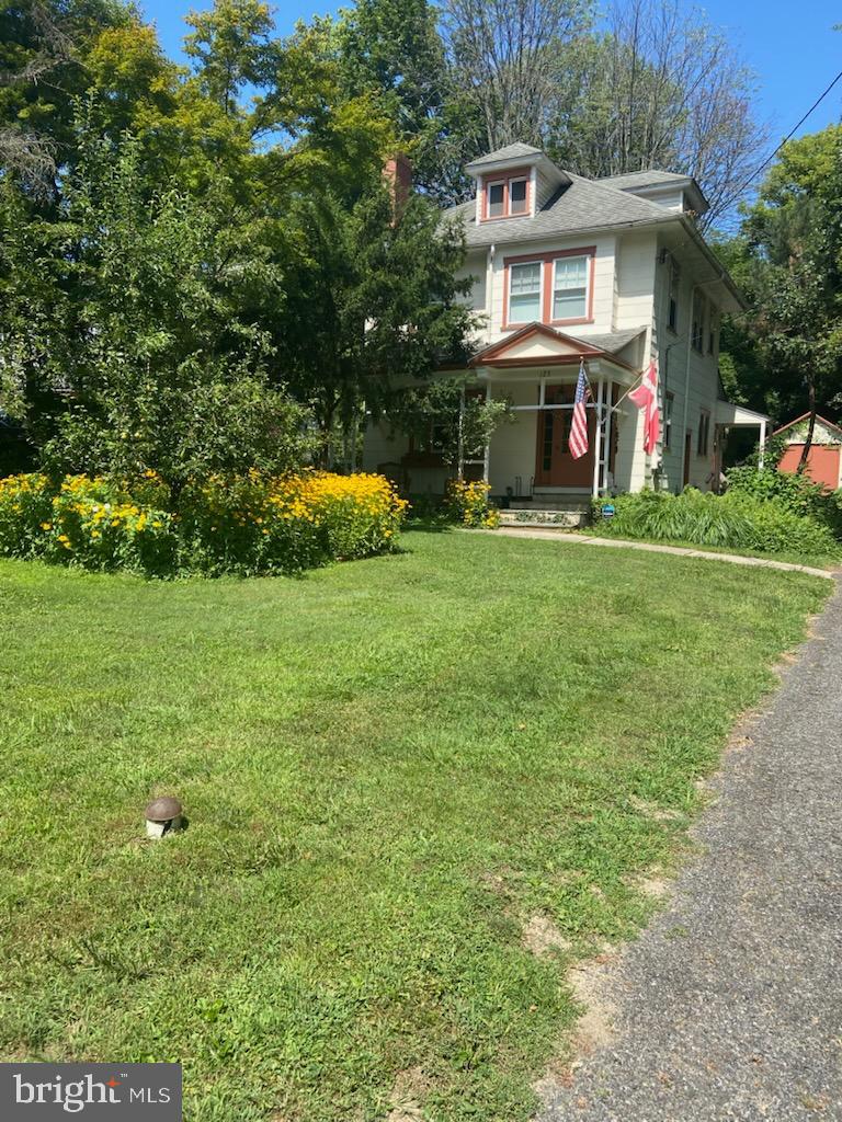 125 Bortondale Road Media, PA 19063 - Photo 3 of 36 Front yard in summer