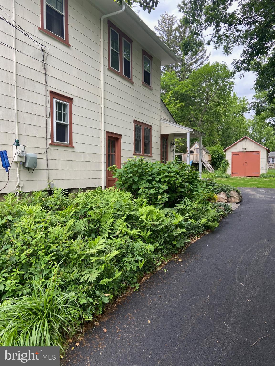 125 Bortondale Road Media, PA 19063 - Photo 6 of 36 Driveway in summer