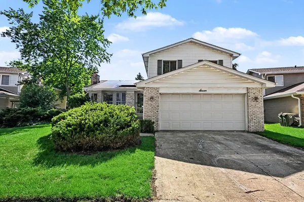$3,200 | 7 Blue Jay Court, Woodridge, IL 60517
