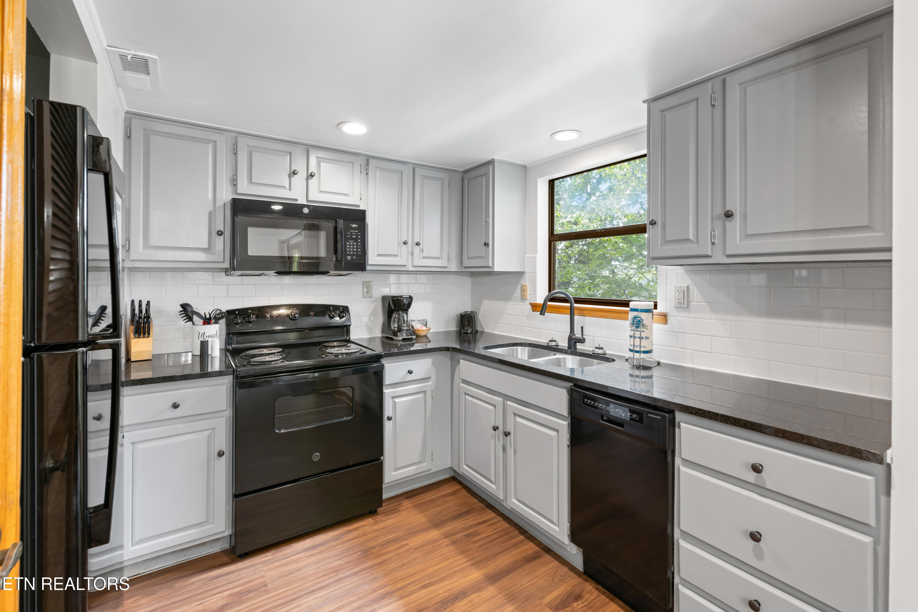 3729 Plaza Way, Unit 141 Pigeon Forge, TN 37863 - Photo 7 of 21 Pinecrest Townhomes - 141-06