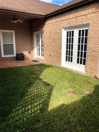 a view of a house with backyard