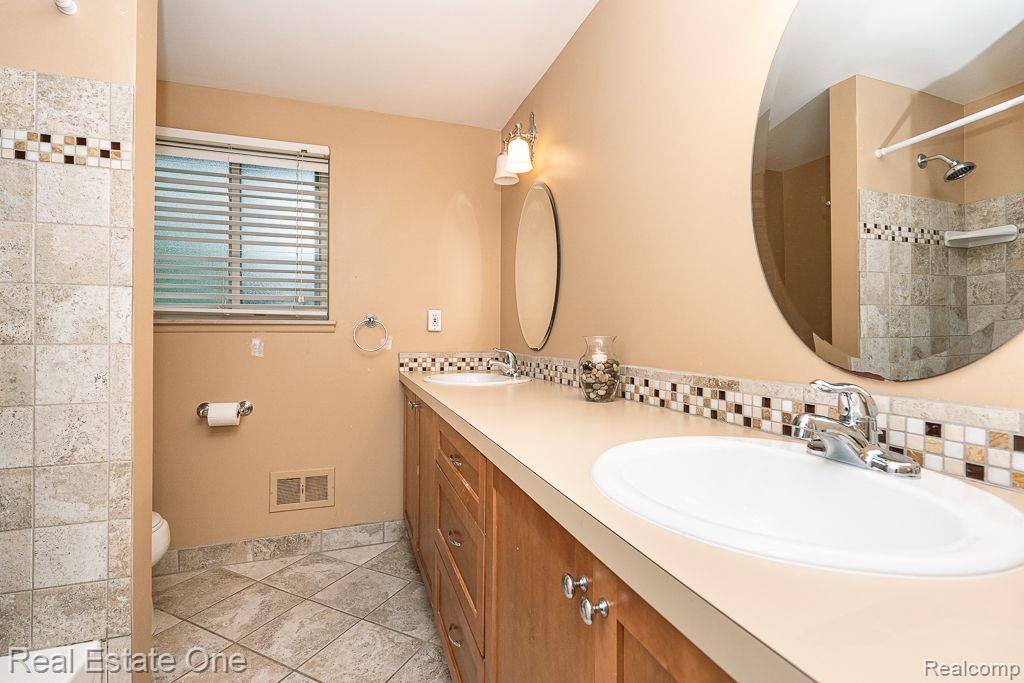 1291 Gettysburg Court Rochester Hills, MI 48306 - Photo 33 of 47