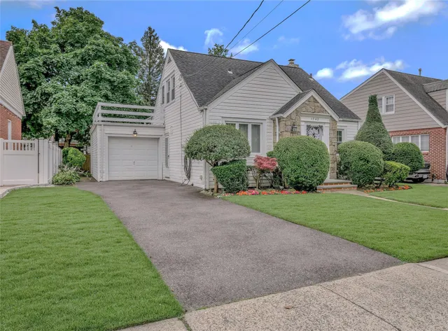 $724,000 | 1742 West End Avenue, New Hyde Park, NY 11040