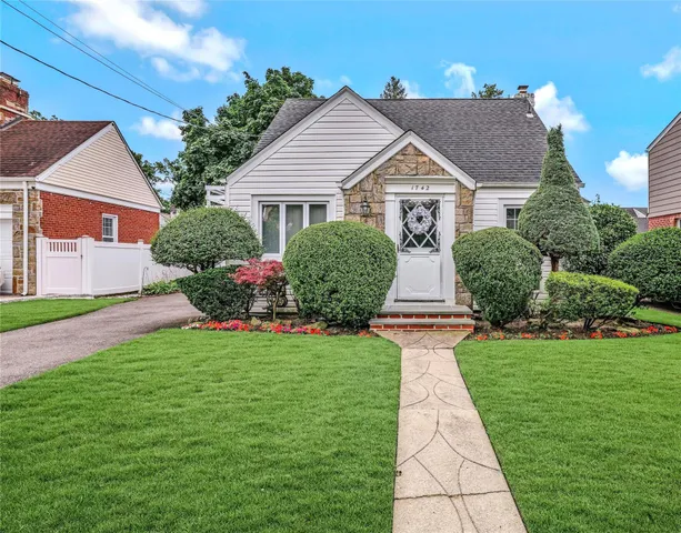 $724,000 | 1742 West End Avenue, New Hyde Park, NY 11040