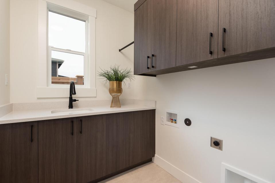 20506 Murphy Road Bend, OR 97702 - Photo 17 of 36 Laundry Room