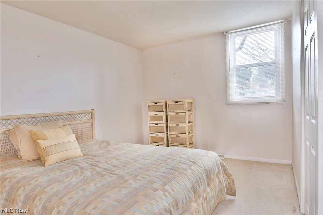 2980 North River Road Northeast, Unit E3 Warren, OH 44483 - Photo 24 of 27 Bedroom featuring light carpet